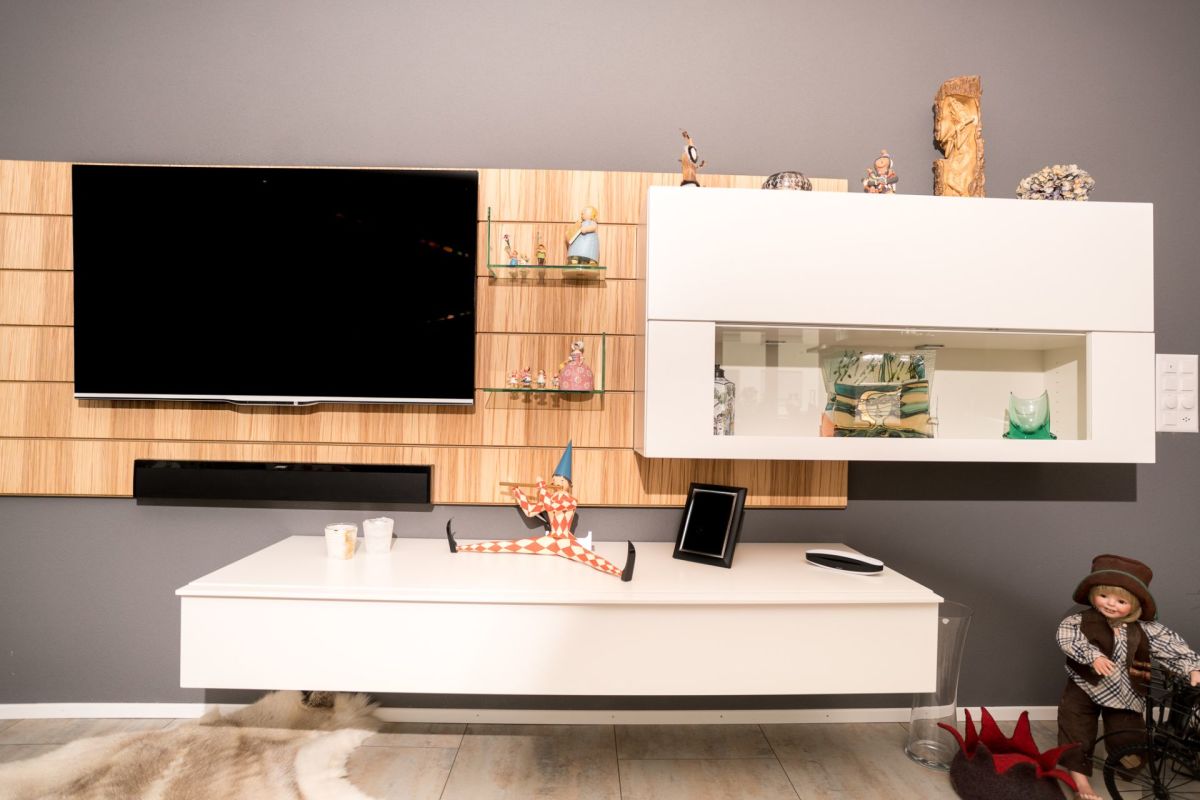 Modernes Wohnzimmer mit TV-Wand