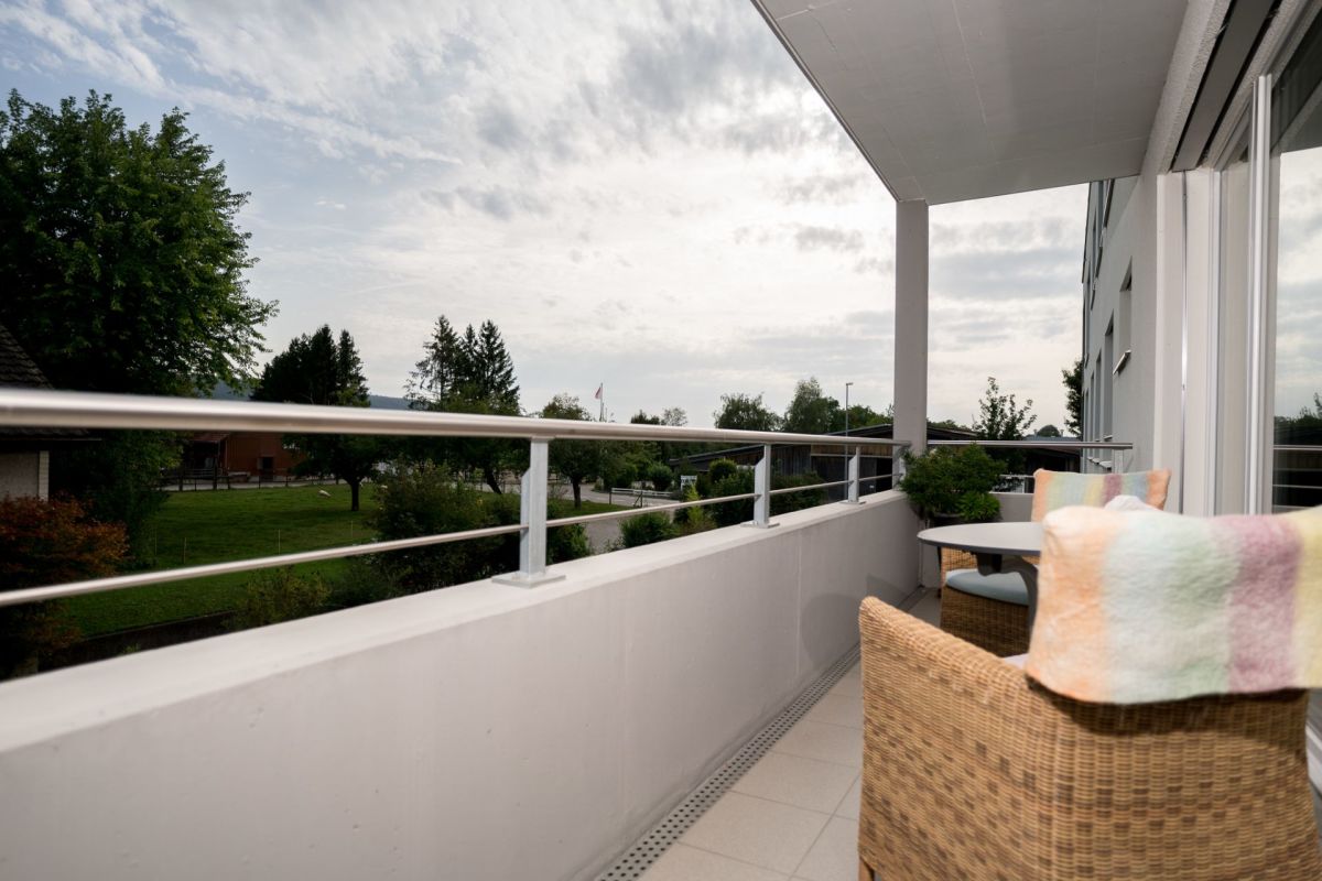Balkon mit Sitzbereich und Grünblick