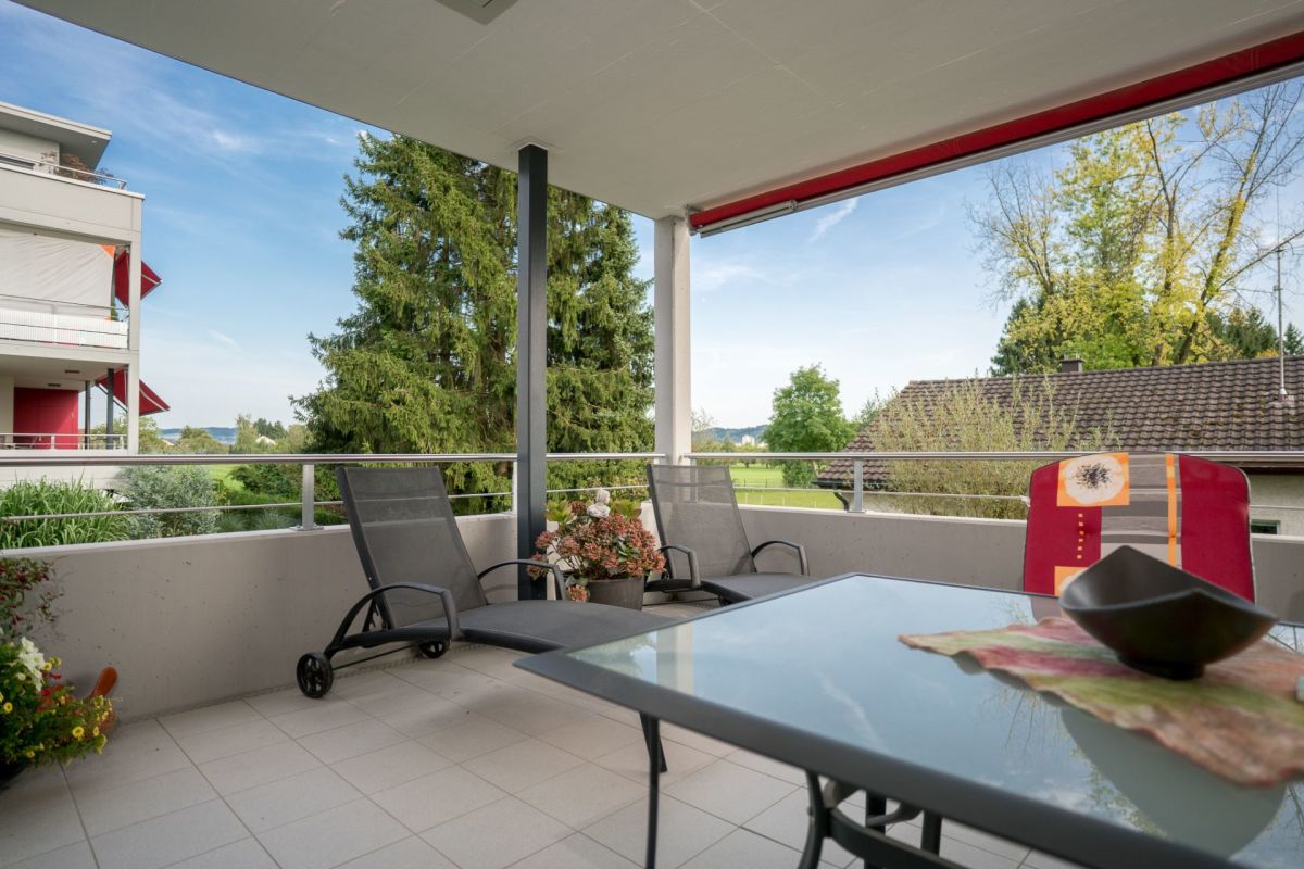 Überdachter Balkon mit Ausblick ins Grüne