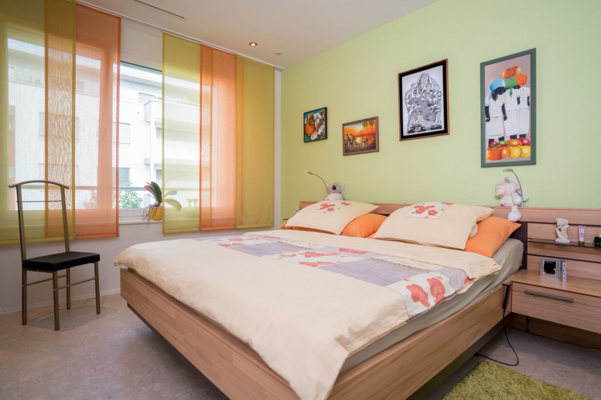 Schlafzimmer mit bunten Vorhängen