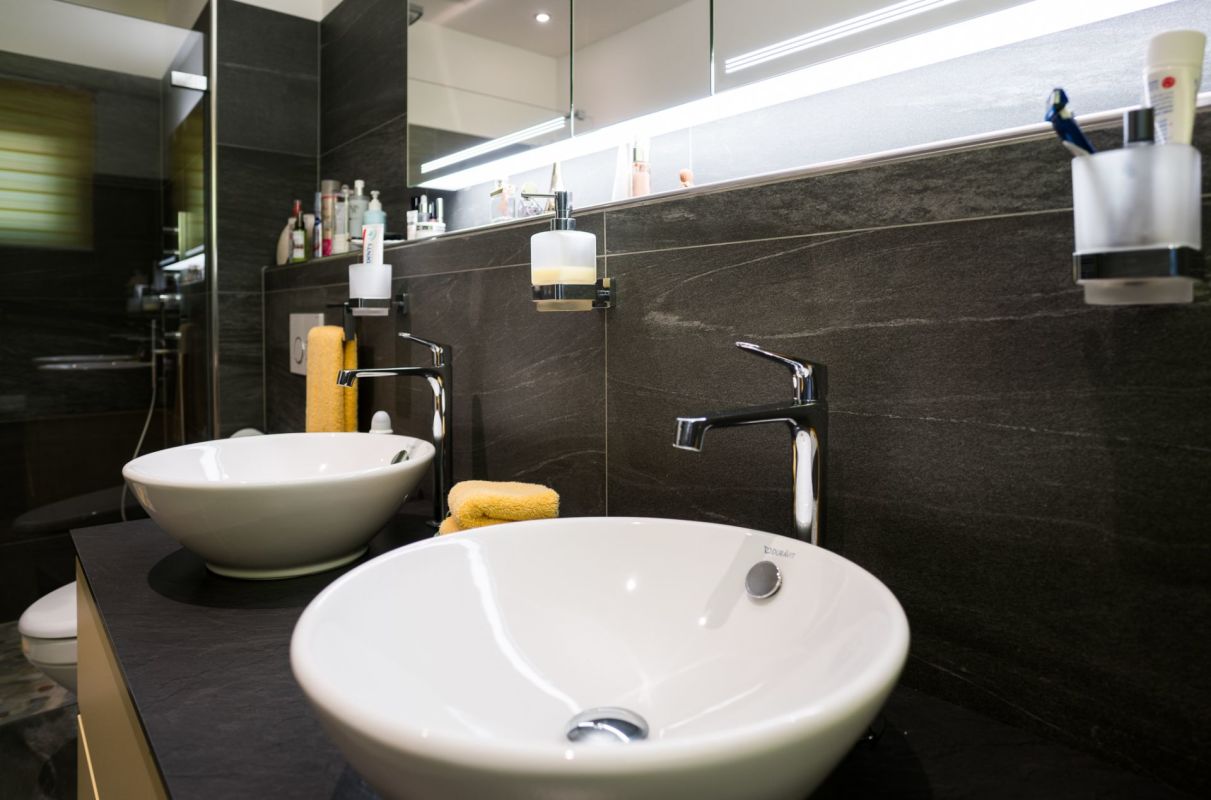 Modernes Doppelwaschbecken im Bad