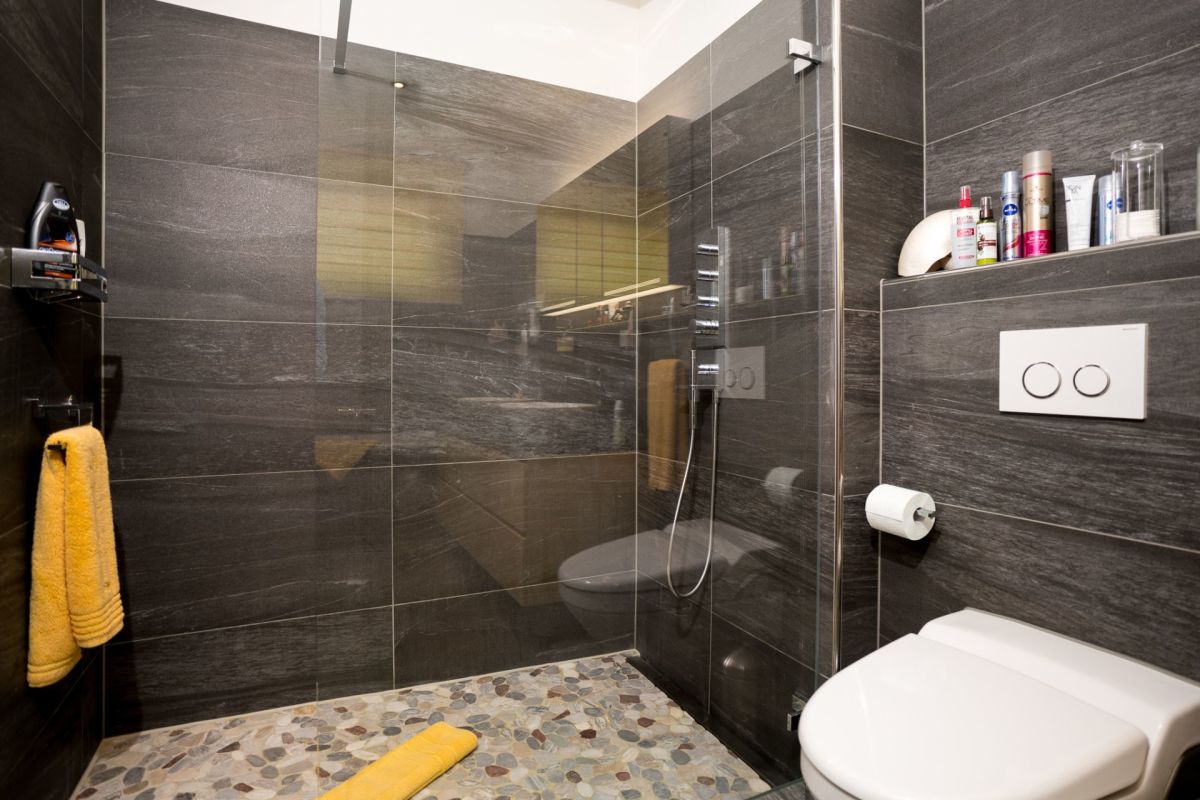 Modernes Badezimmer mit begehbarer Dusche und dunkler Steinoptik