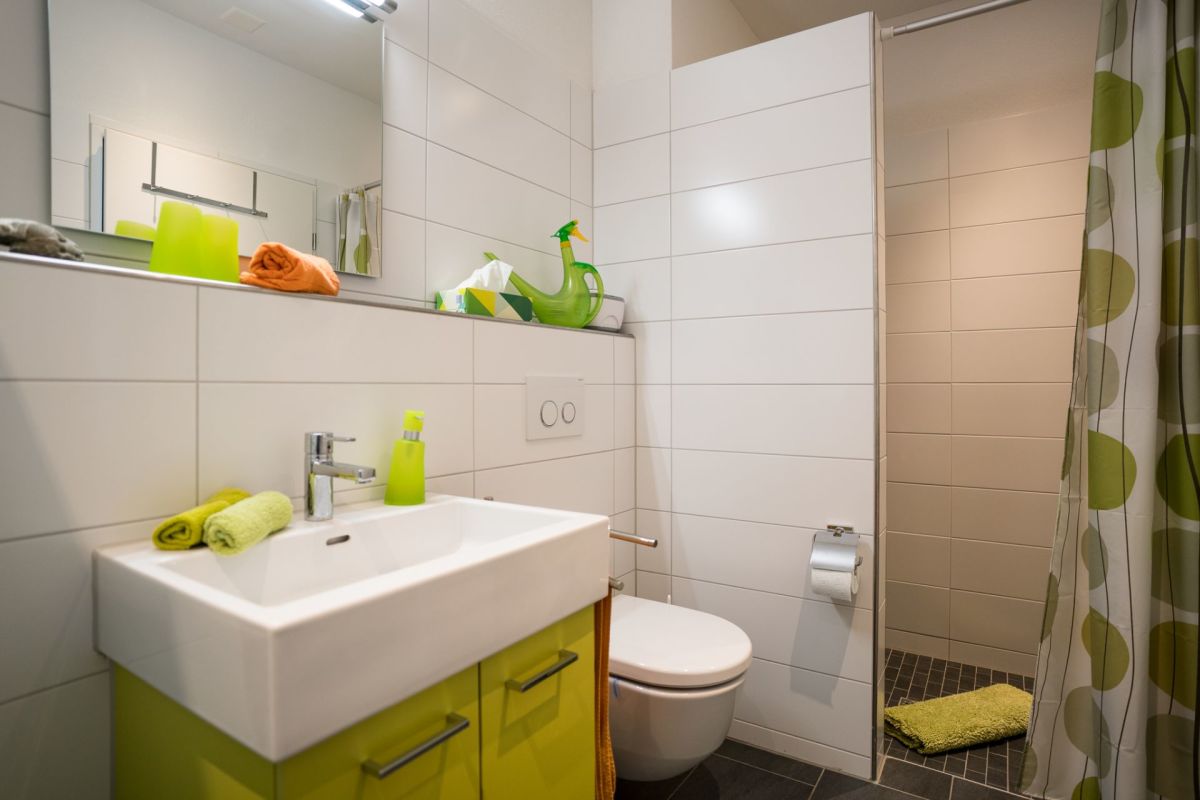 Modernes Badezimmer mit grünen Akzenten