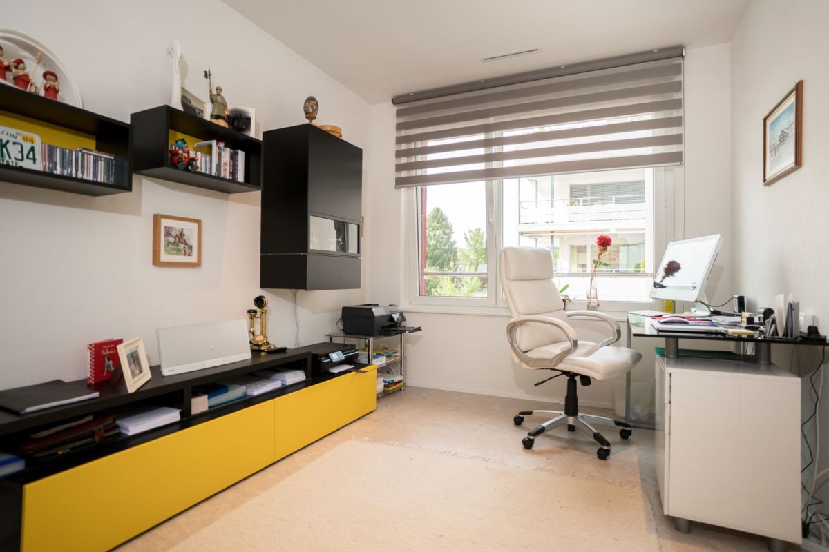 Hell eingerichtetes Arbeitszimmer