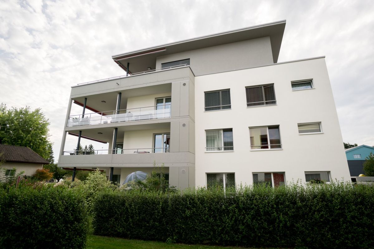 Modernes Mehrfamilienhaus mit Balkonen
