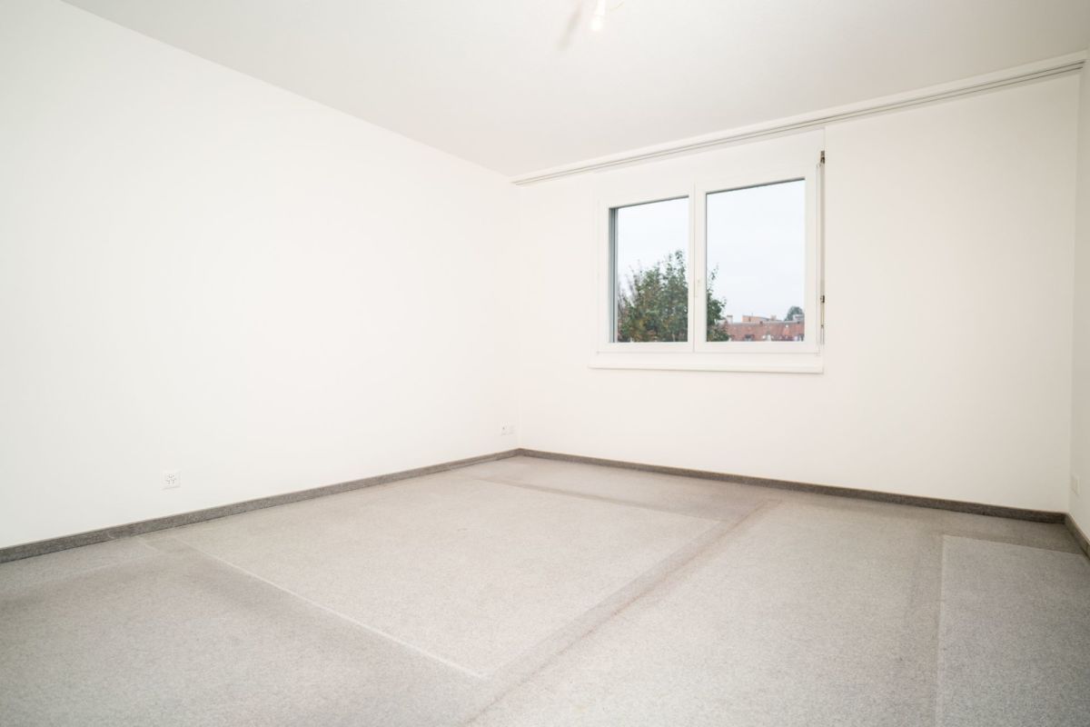 Leerer heller Raum mit Fenster