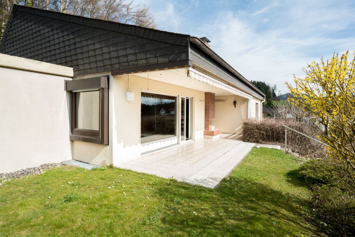 Modernes Einfamilienhaus mit Terrasse und Garten