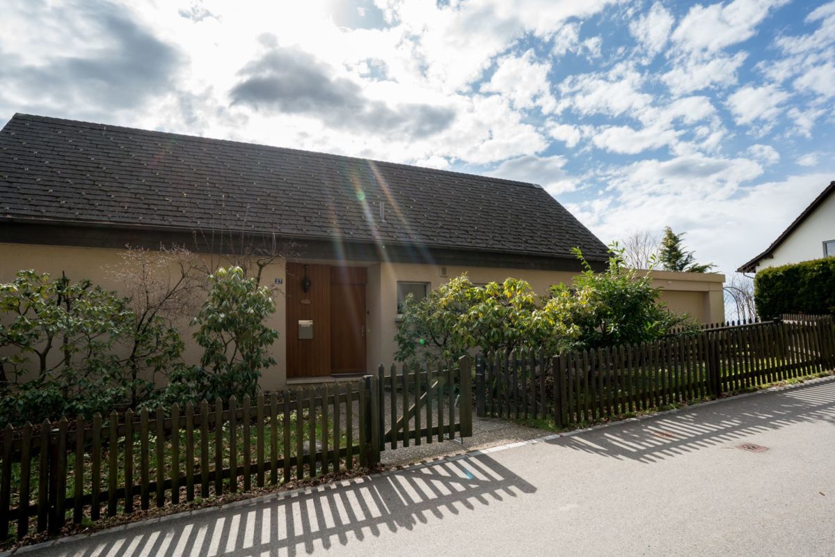 Einfamilienhaus mit Gartenzaun