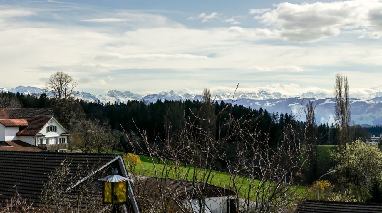 Bergpanorama mit Wohnhäusern