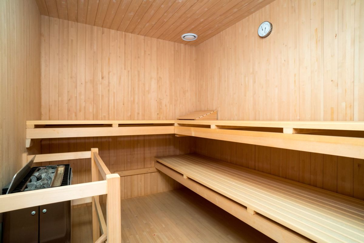 Holzverkleidete Sauna