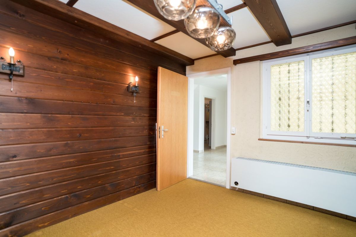 Rustikales Zimmer mit Holzvertäfelung