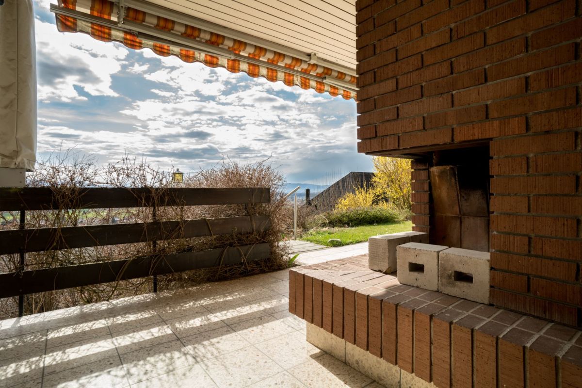 Überdachte Terrasse mit gemauertem Grill