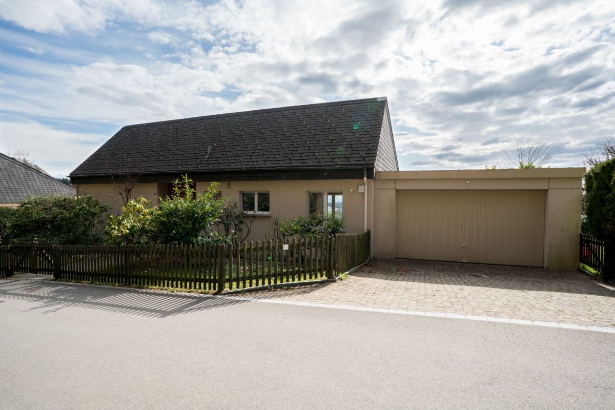 Wohnhaus mit Garage und Vorgarten
