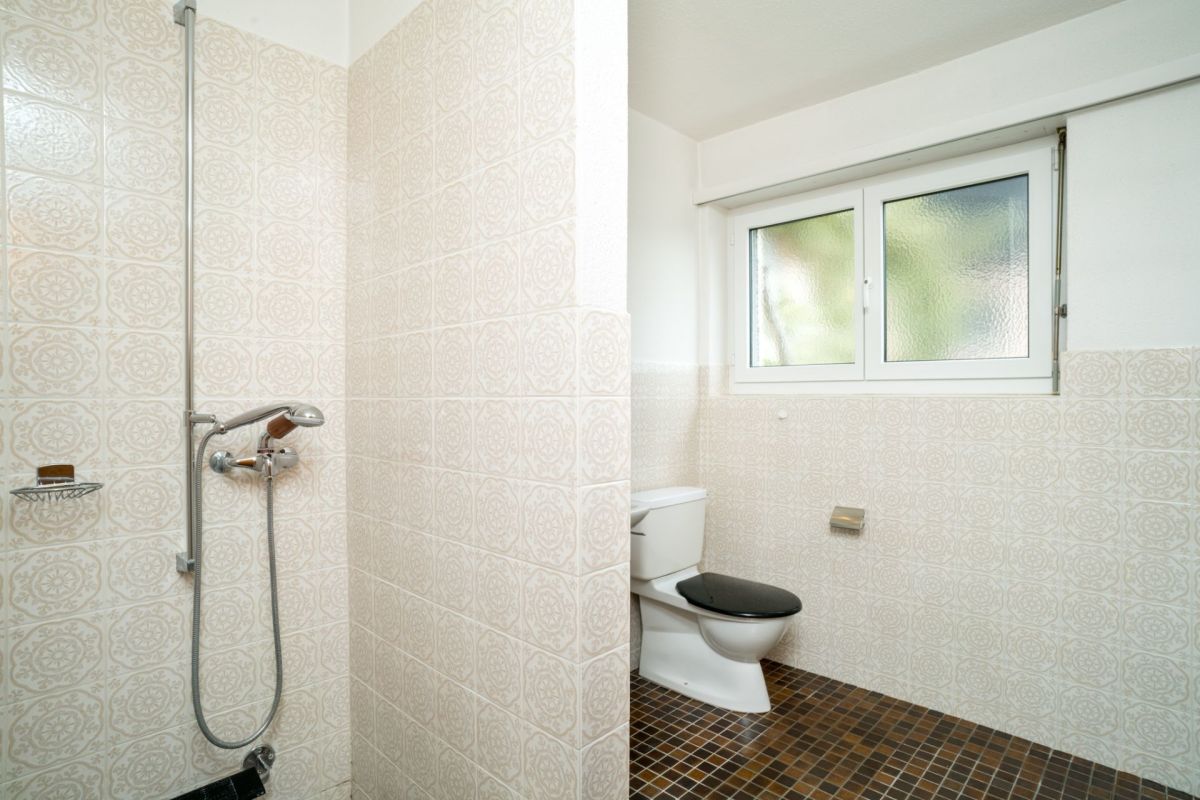 Badezimmer mit WC und Dusche