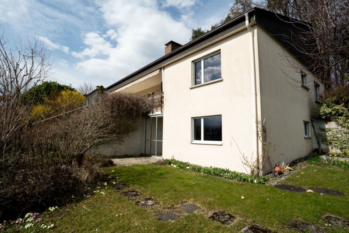 Hausfassade mit Garten