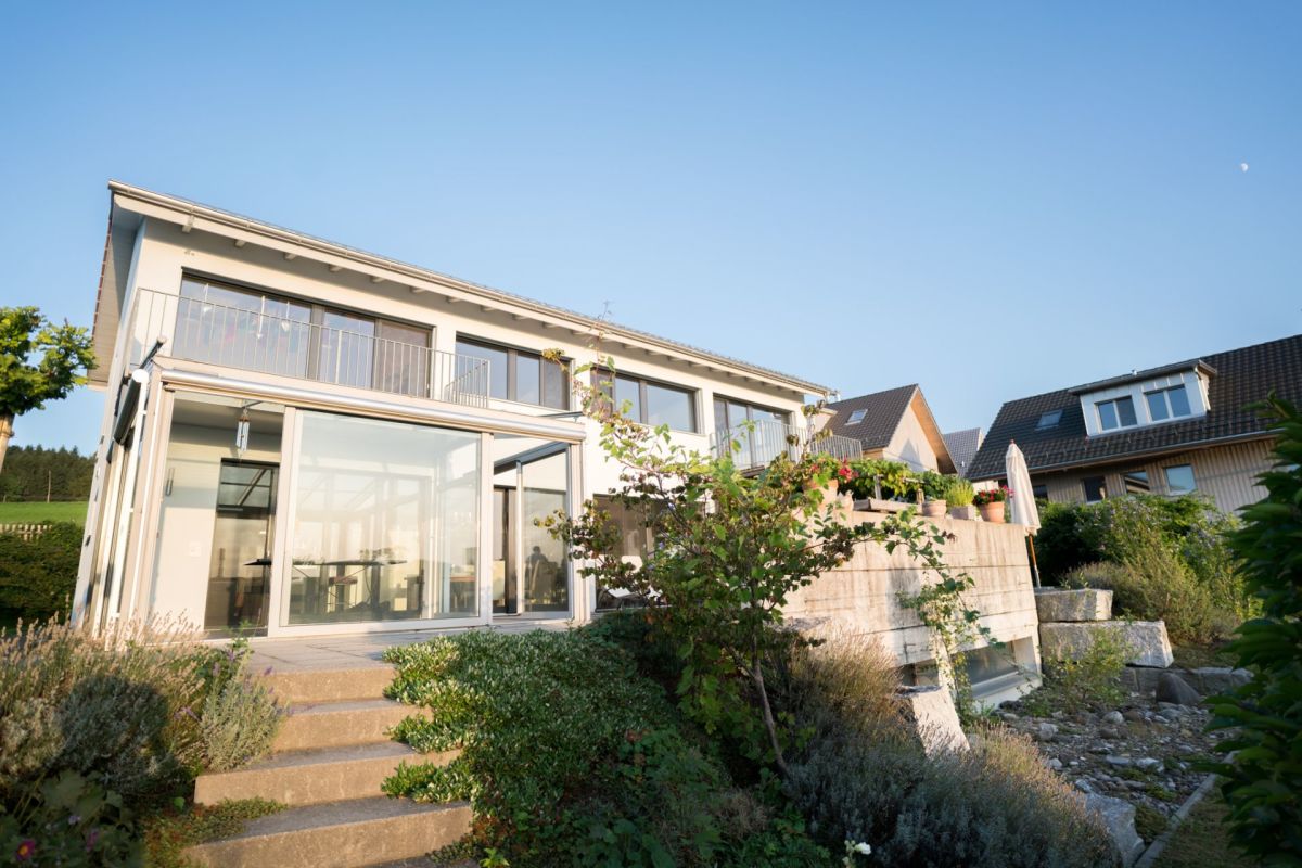 Modernes Einfamilienhaus mit Garten und Terrasse