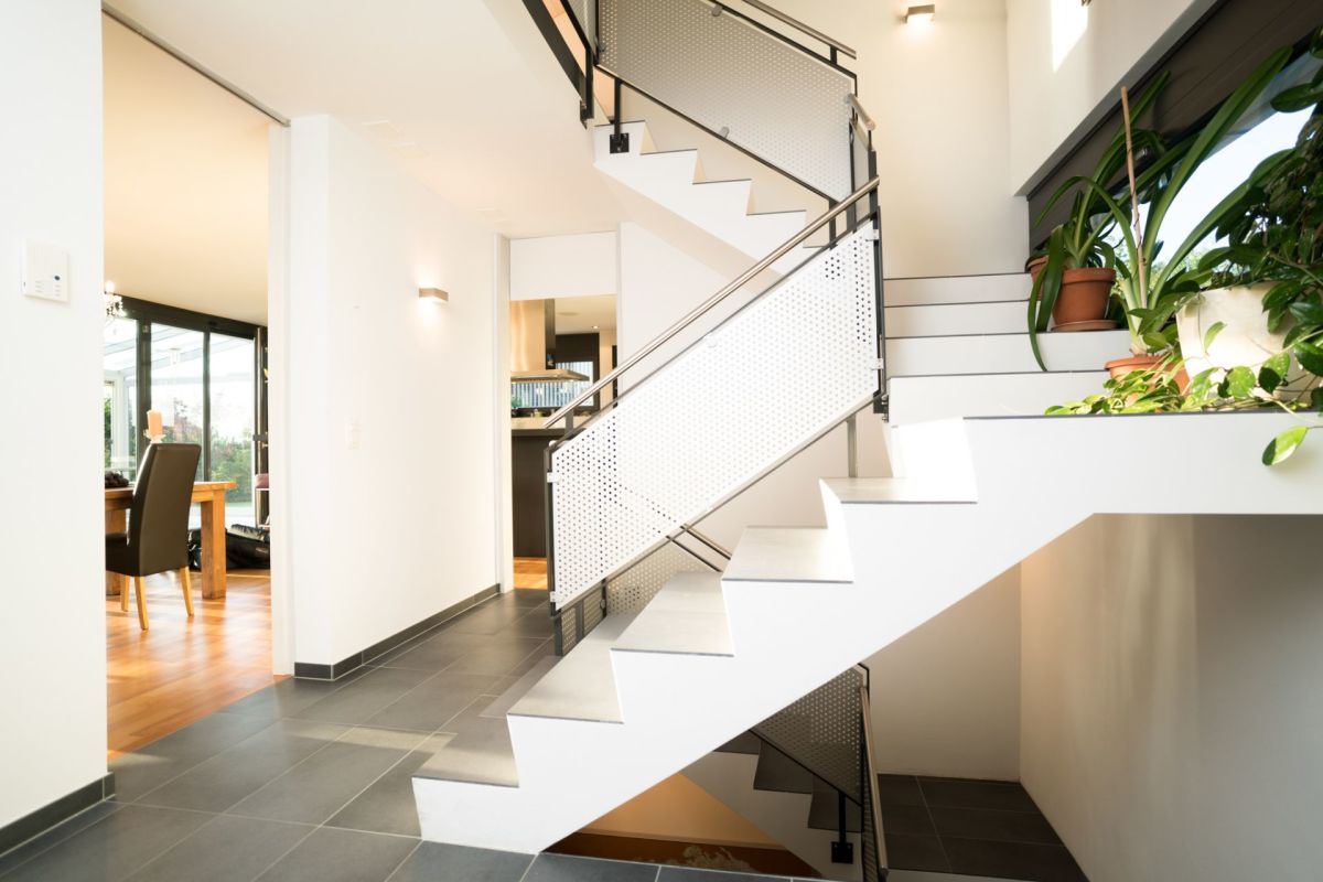Modernes Treppenhaus mit offenem Wohnbereich