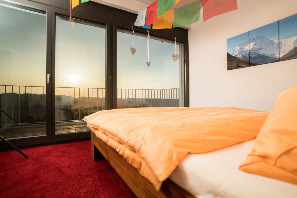 Schlafzimmer mit Balkon und Sonnenuntergang