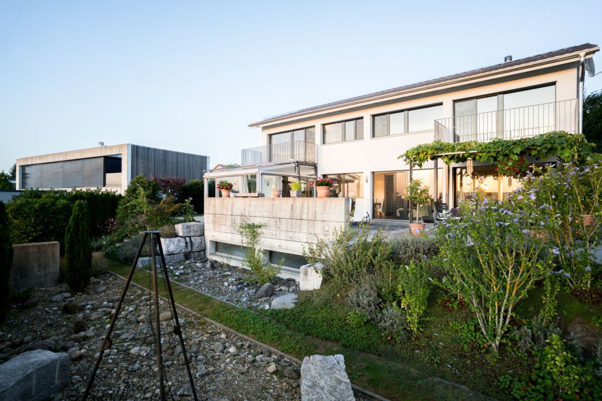 Modernes Einfamilienhaus mit Garten und Terrasse