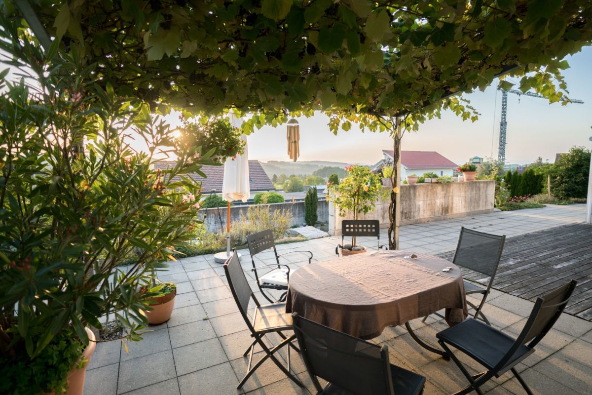 Terrasse mit Gartenblick und Sitzgruppe