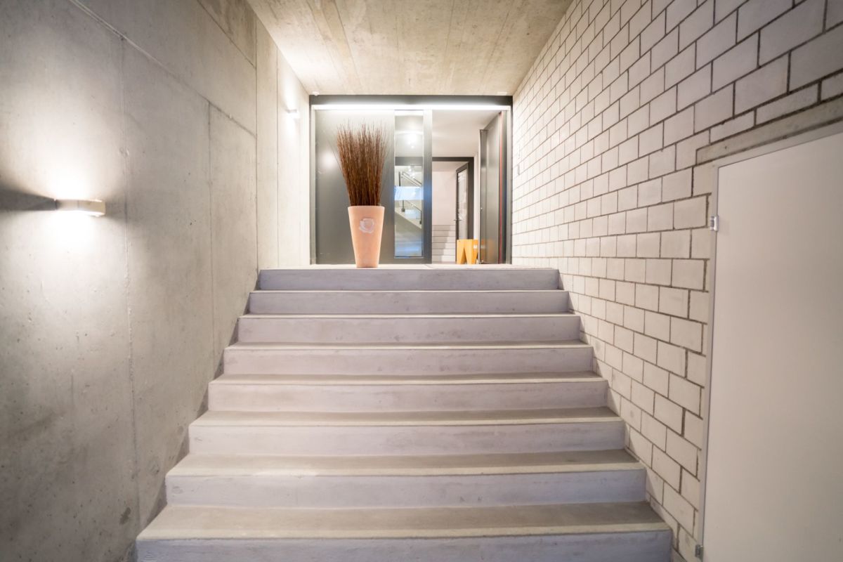 Moderner Eingangsbereich mit Treppe