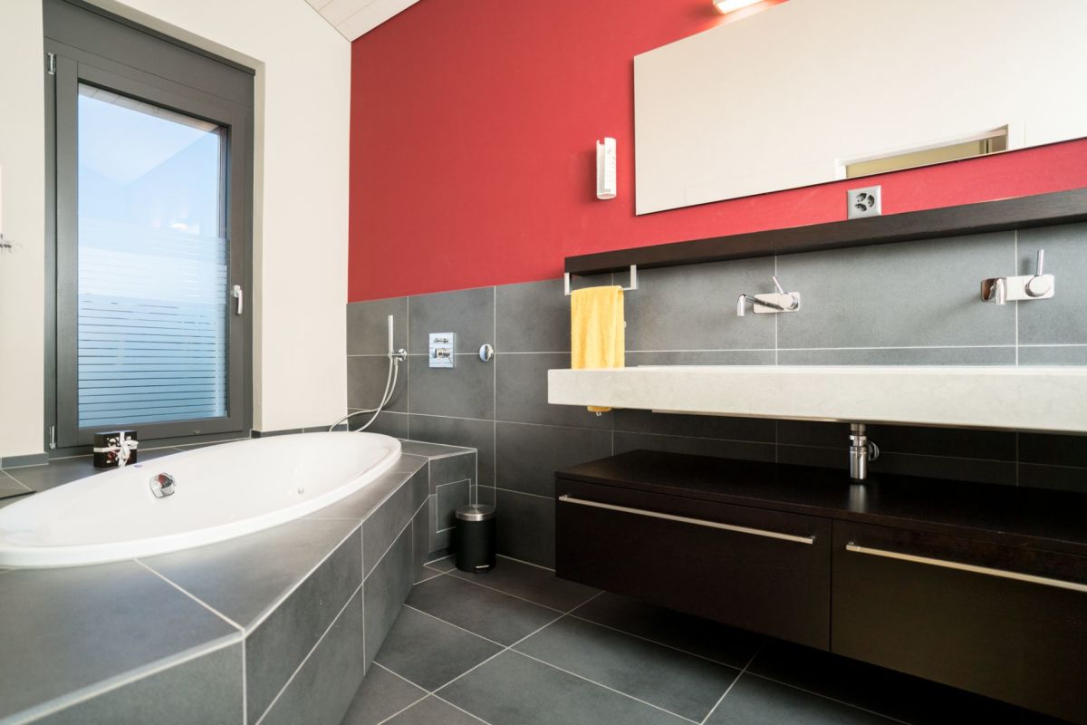 Modernes Badezimmer mit Badewanne und Waschtisch