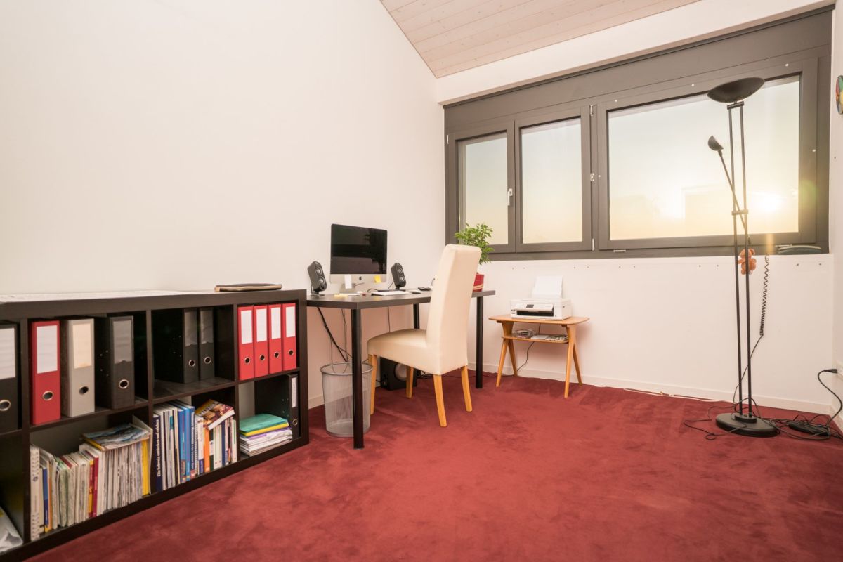 Arbeitszimmer mit Dachfenster und Büroeinrichtung