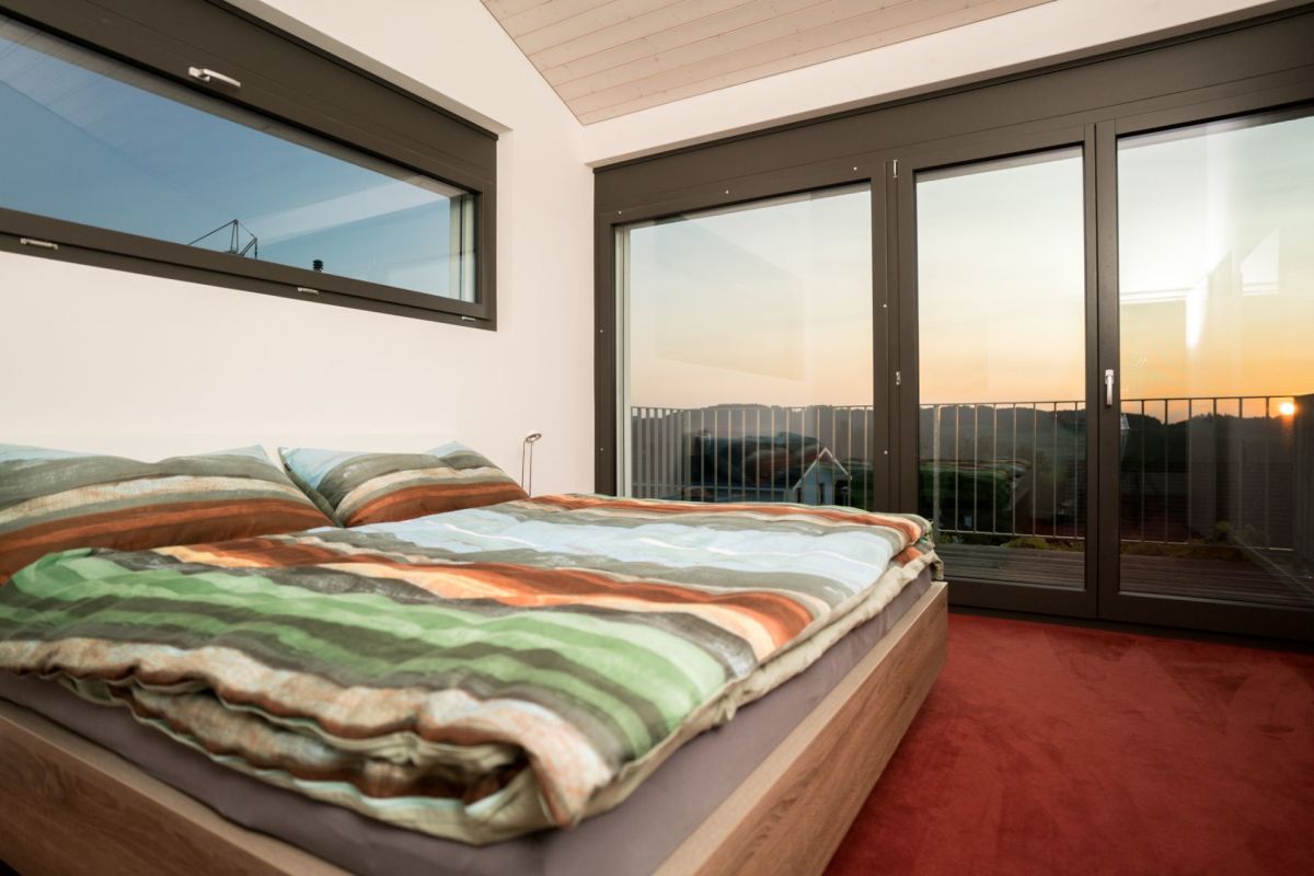 Schlafzimmer mit Balkonblick bei Sonnenuntergang
