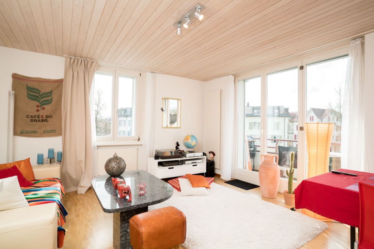 Helles Wohnzimmer mit Balkonzugang