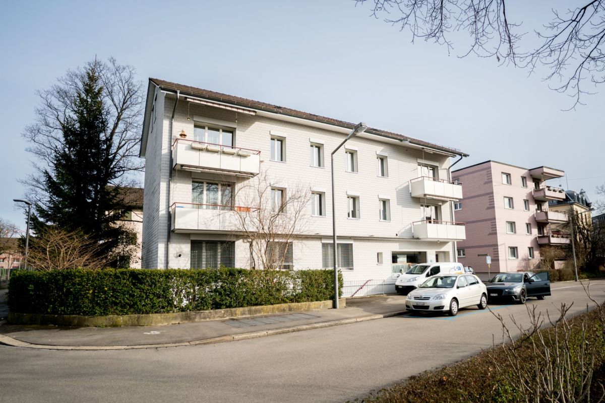 Mehrfamilienhaus mit Balkonen an einer ruhigen Straße