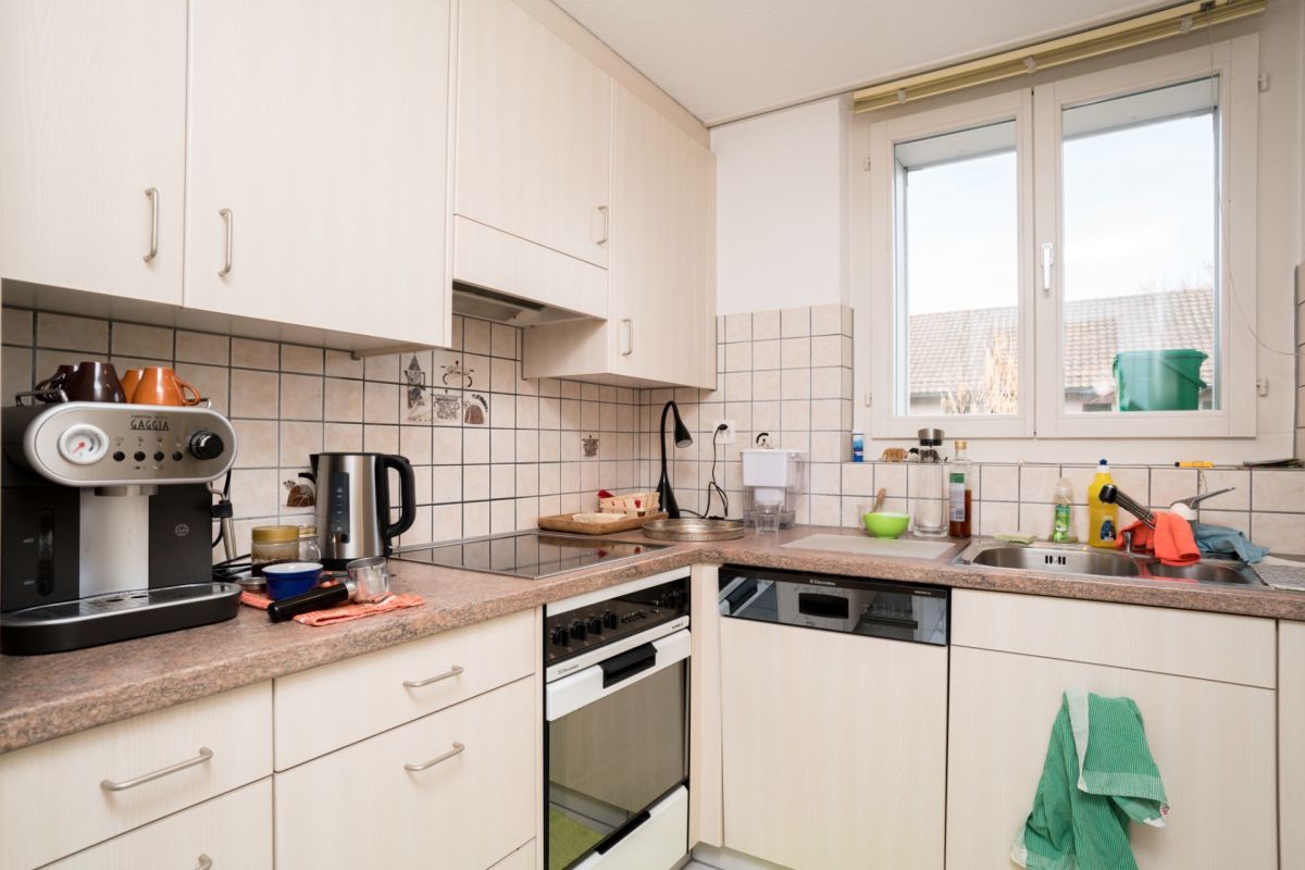 Helle Einbauküche mit Fenster