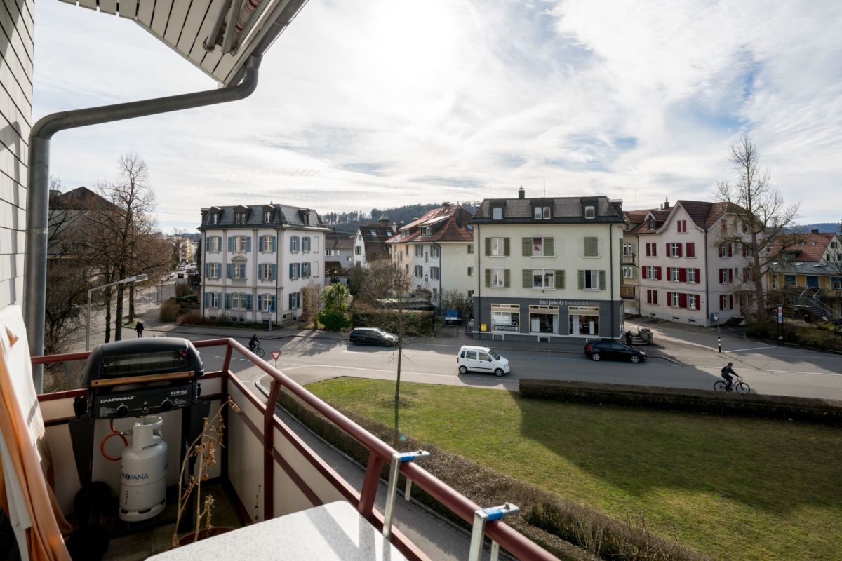 Balkon mit Straßenblick