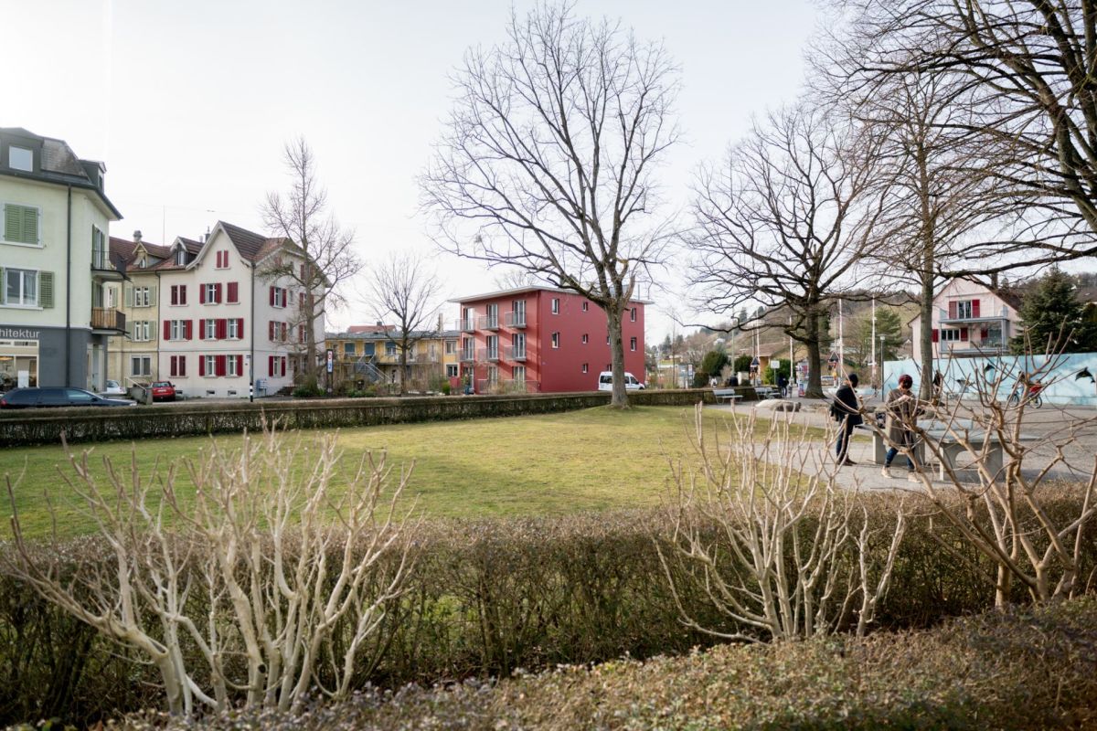 Städtischer Grünbereich mit umliegenden Wohngebäuden
