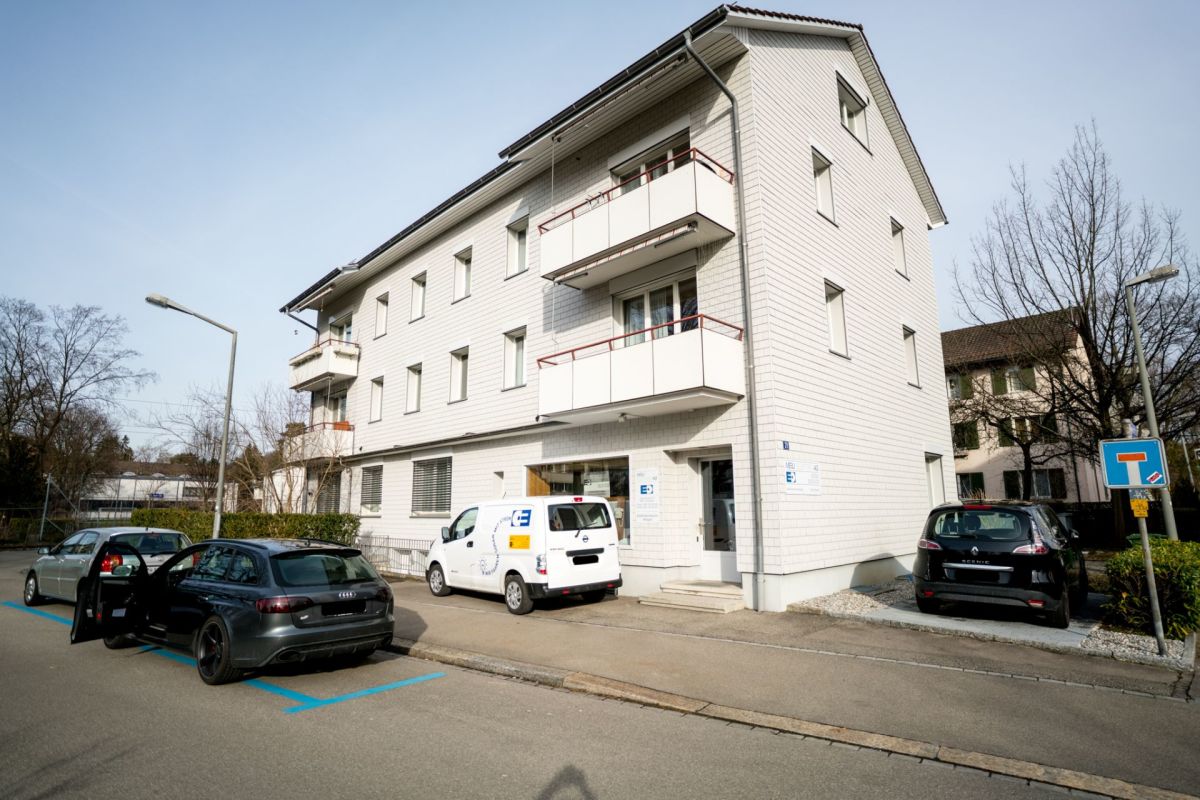 Mehrfamilienhaus mit Balkonen und Straßenansicht