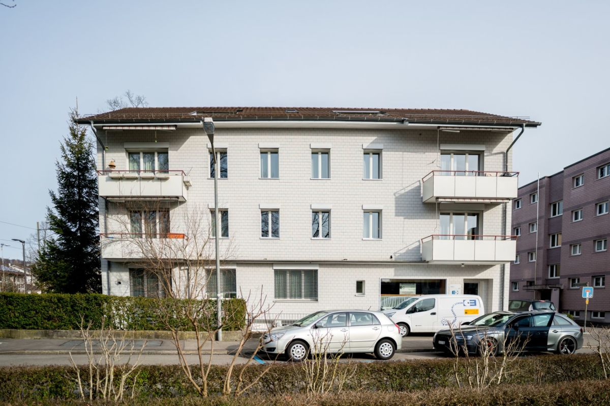 Mehrfamilienhaus mit Balkonen an der Straße