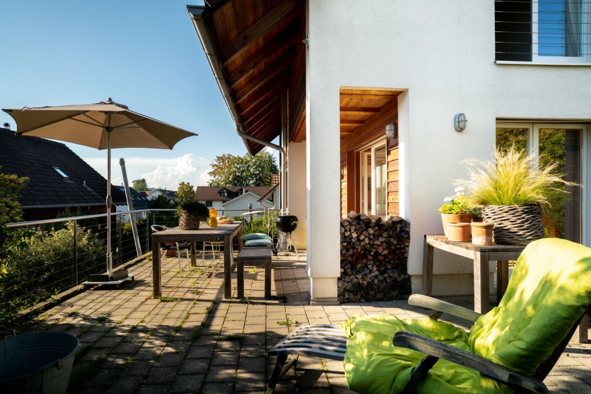 Sonnige Dachterrasse mit Sitzbereich