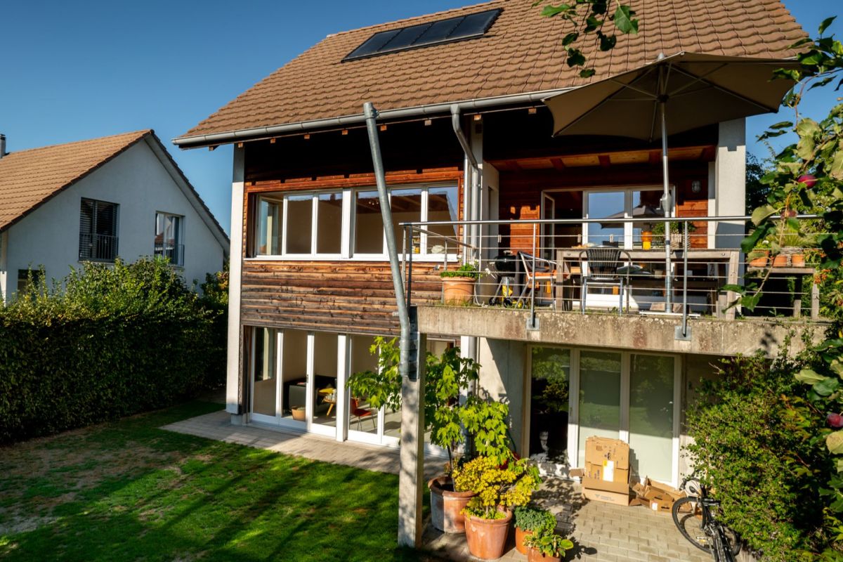 Modernes Einfamilienhaus mit Terrasse und Balkon