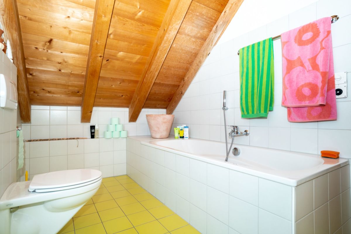 Dachgeschossbad mit Badewanne und WC