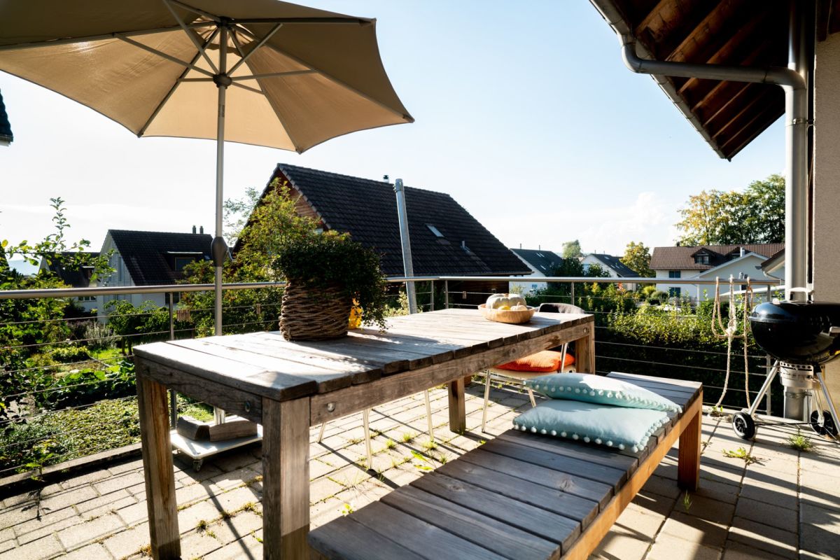 Terrasse mit Gartenmöbeln und Grill
