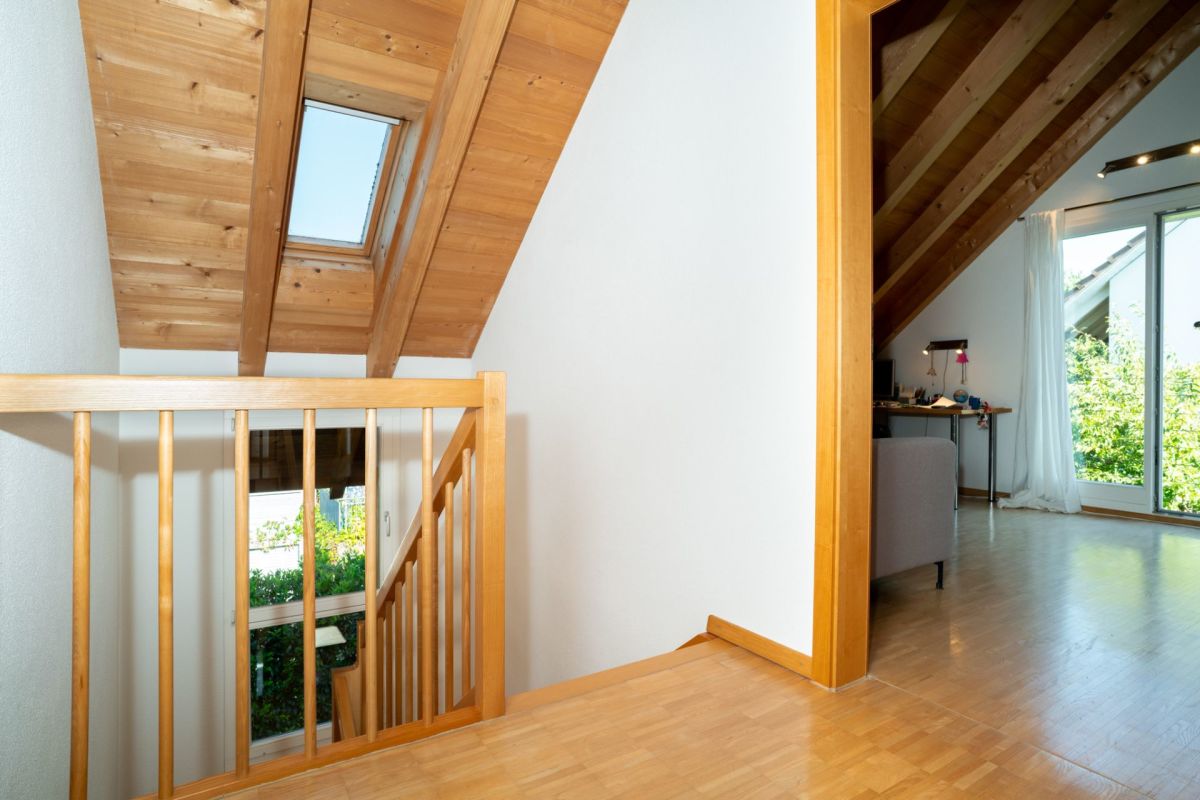 Galerie mit Holztreppe und Blick in einen Wohnraum