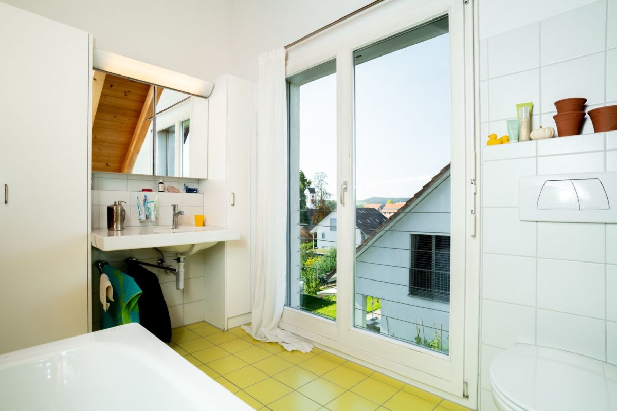 Helles Badezimmer mit Dachfenster
