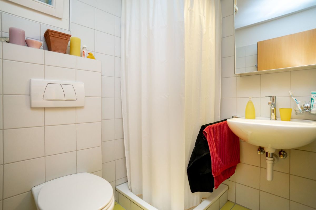 Kleines Badezimmer mit Dusche und Waschbecken