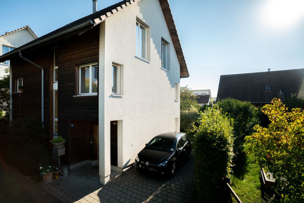 Außenansicht eines Einfamilienhauses mit Carport/Einfahrt