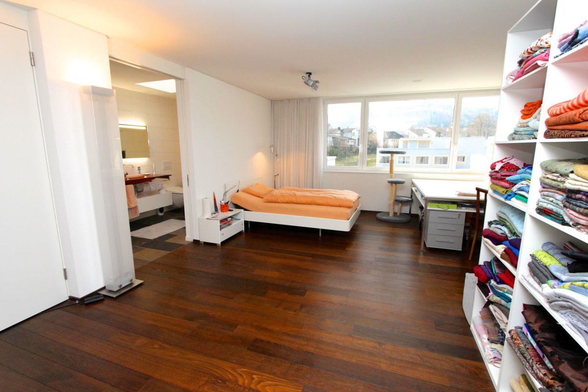 Helles Schlafzimmer mit begehbarem Blick in das Bad