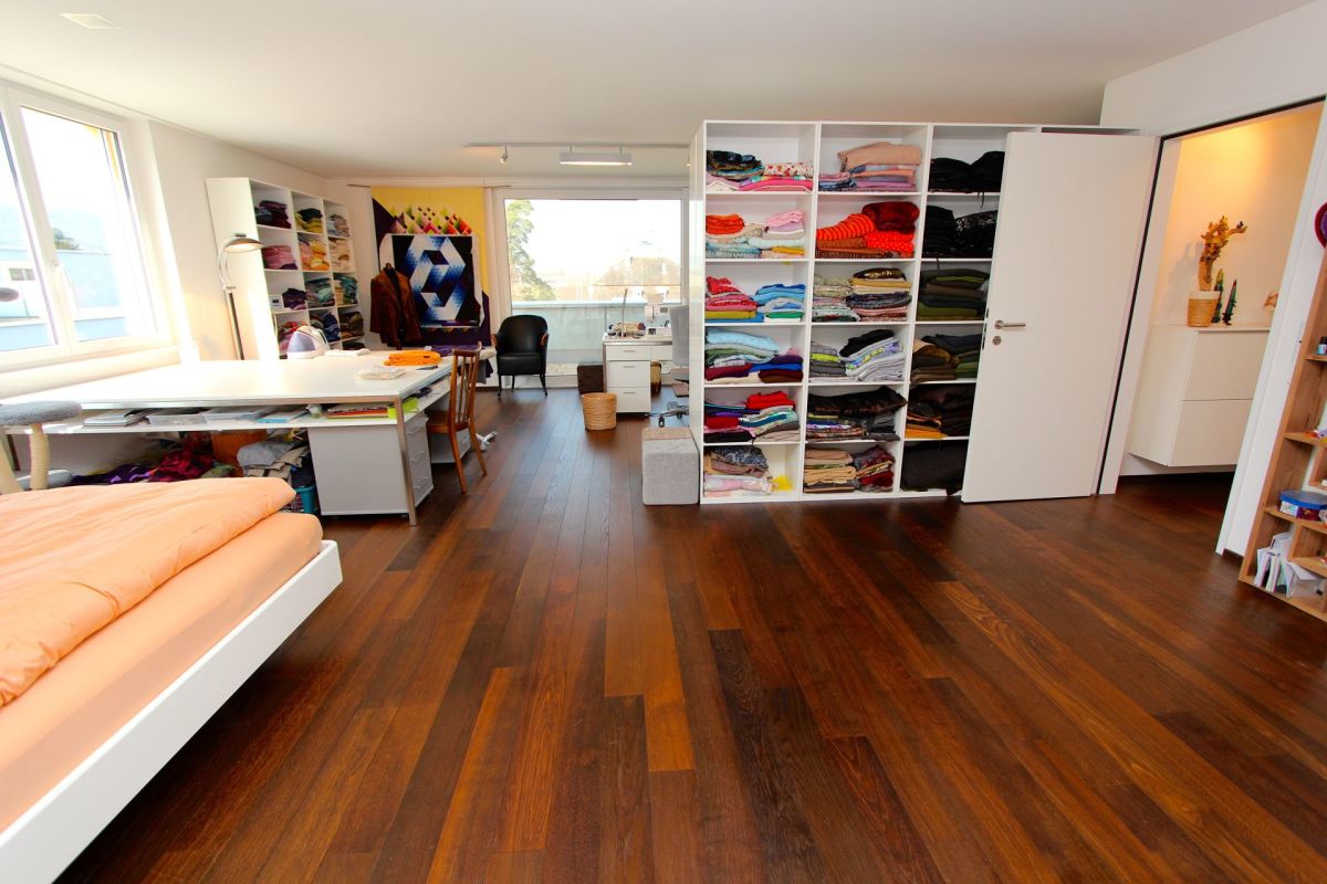 Ankleidezimmer mit Arbeitsbereich