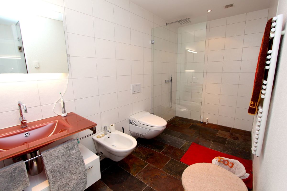 Modernes Badezimmer mit begehbarer Dusche