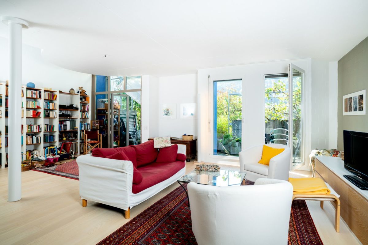 Helles, modernes Wohnzimmer mit großem Gartenbezug