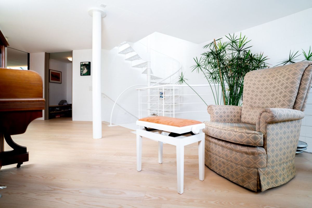 Heller Wohnbereich mit Treppe und Sessel
