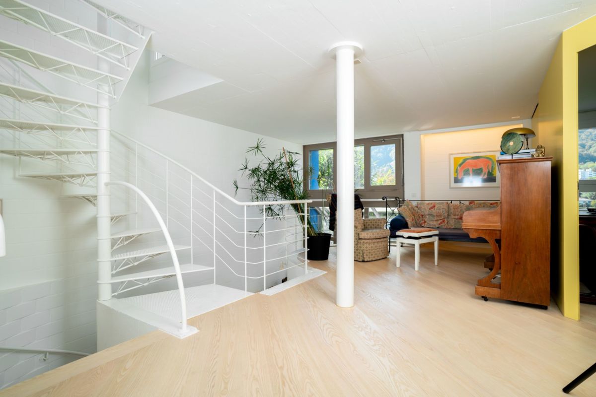 Galerie-Wohnbereich mit Wendeltreppe