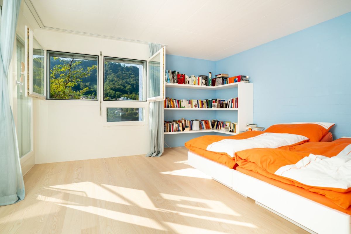 Helles Schlafzimmer mit Bergblick